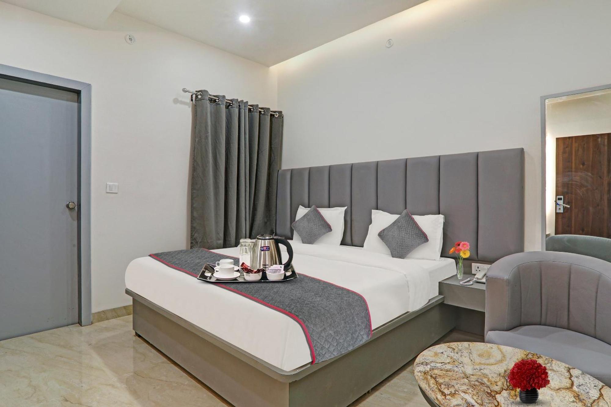 Super Townhouse Hotel Impact Chinhat Eksteriør bilde