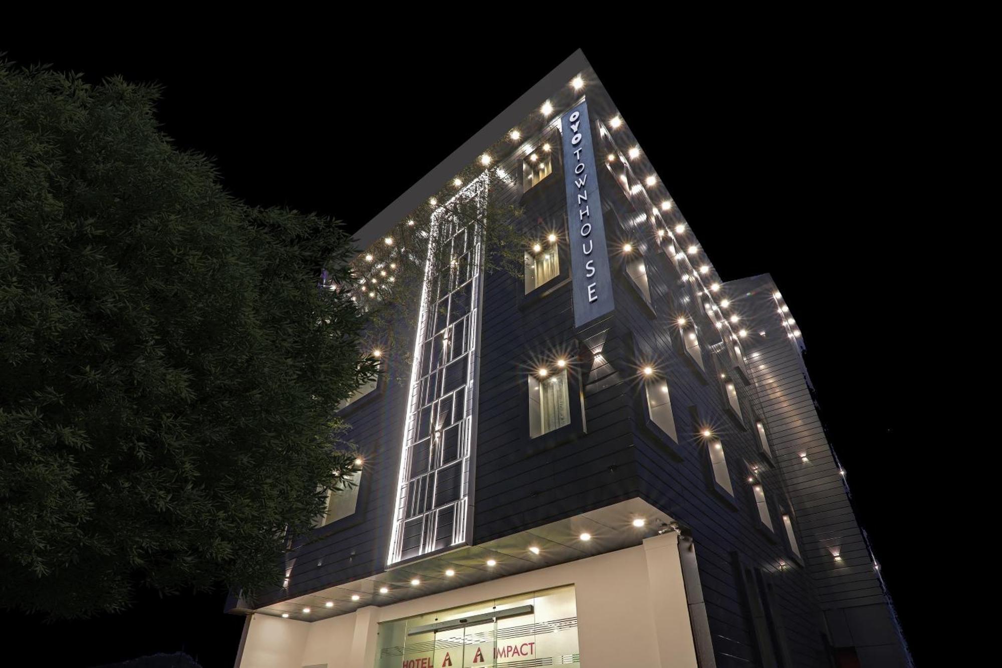 Super Townhouse Hotel Impact Chinhat Eksteriør bilde