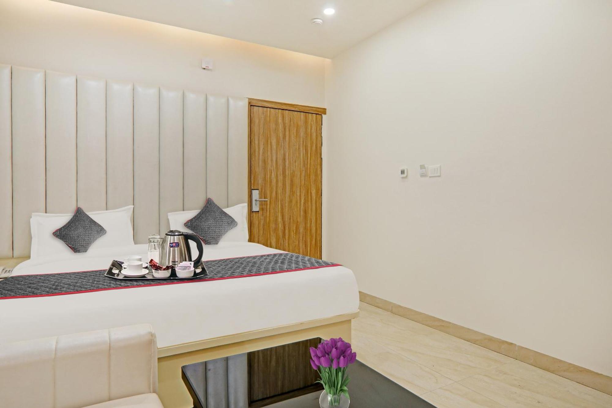 Super Townhouse Hotel Impact Chinhat Eksteriør bilde