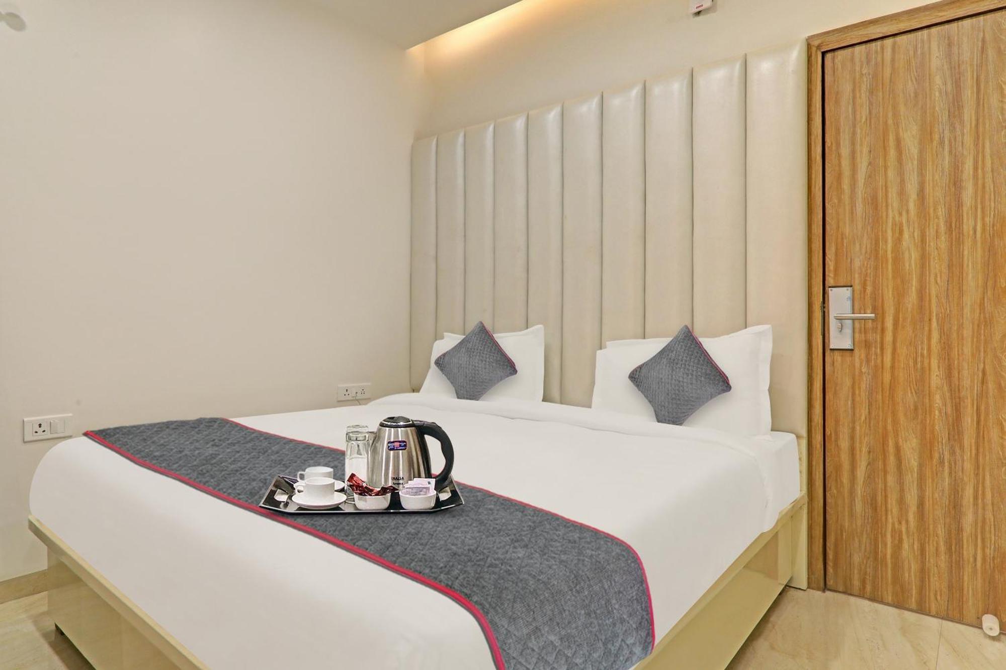 Super Townhouse Hotel Impact Chinhat Eksteriør bilde