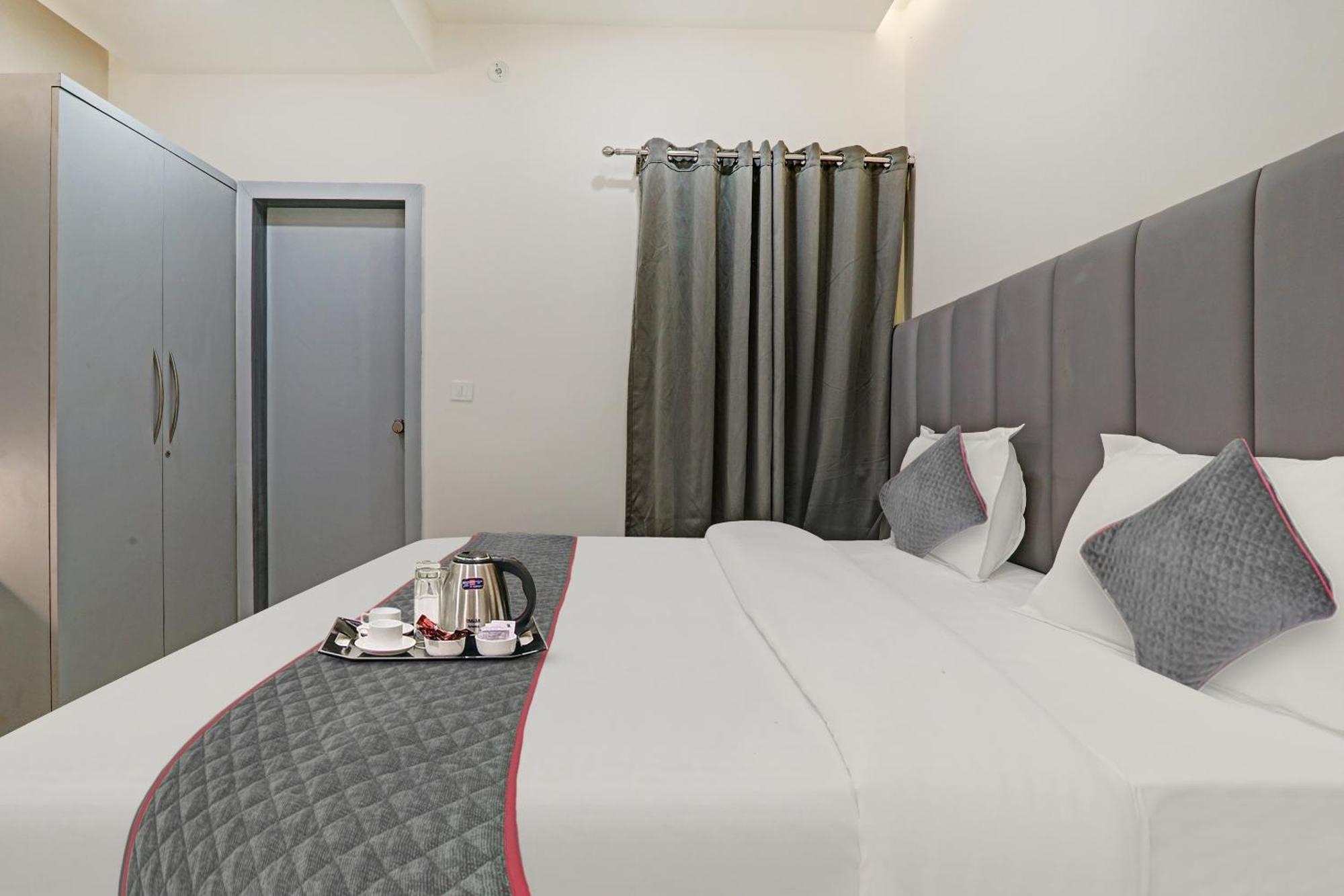 Super Townhouse Hotel Impact Chinhat Eksteriør bilde