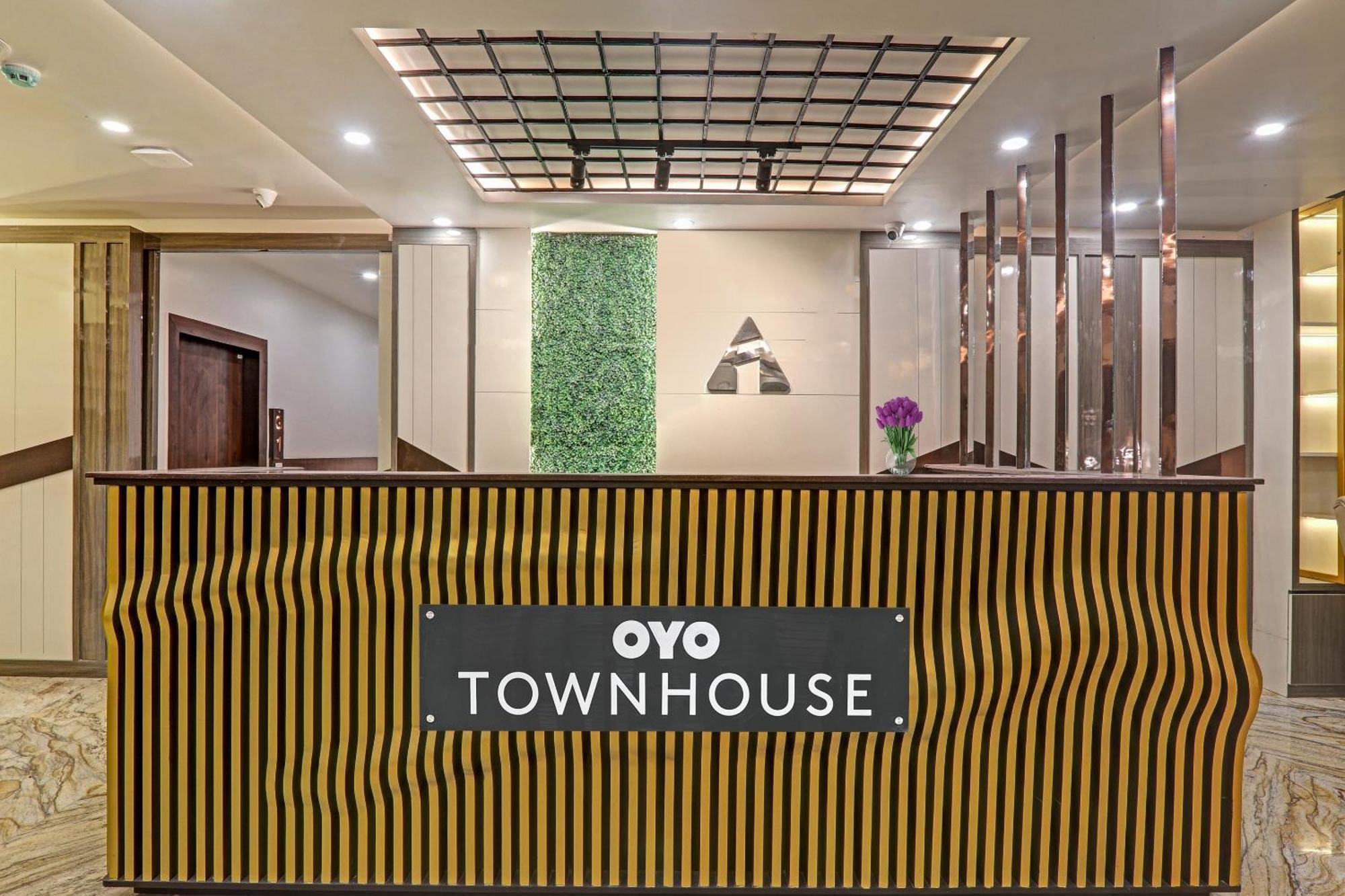 Super Townhouse Hotel Impact Chinhat Eksteriør bilde