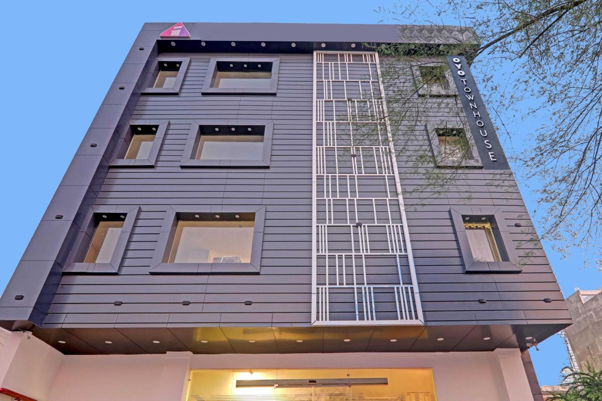 Super Townhouse Hotel Impact Chinhat Eksteriør bilde