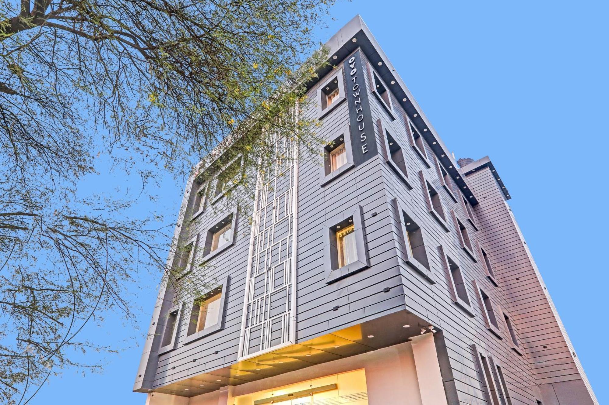 Super Townhouse Hotel Impact Chinhat Eksteriør bilde