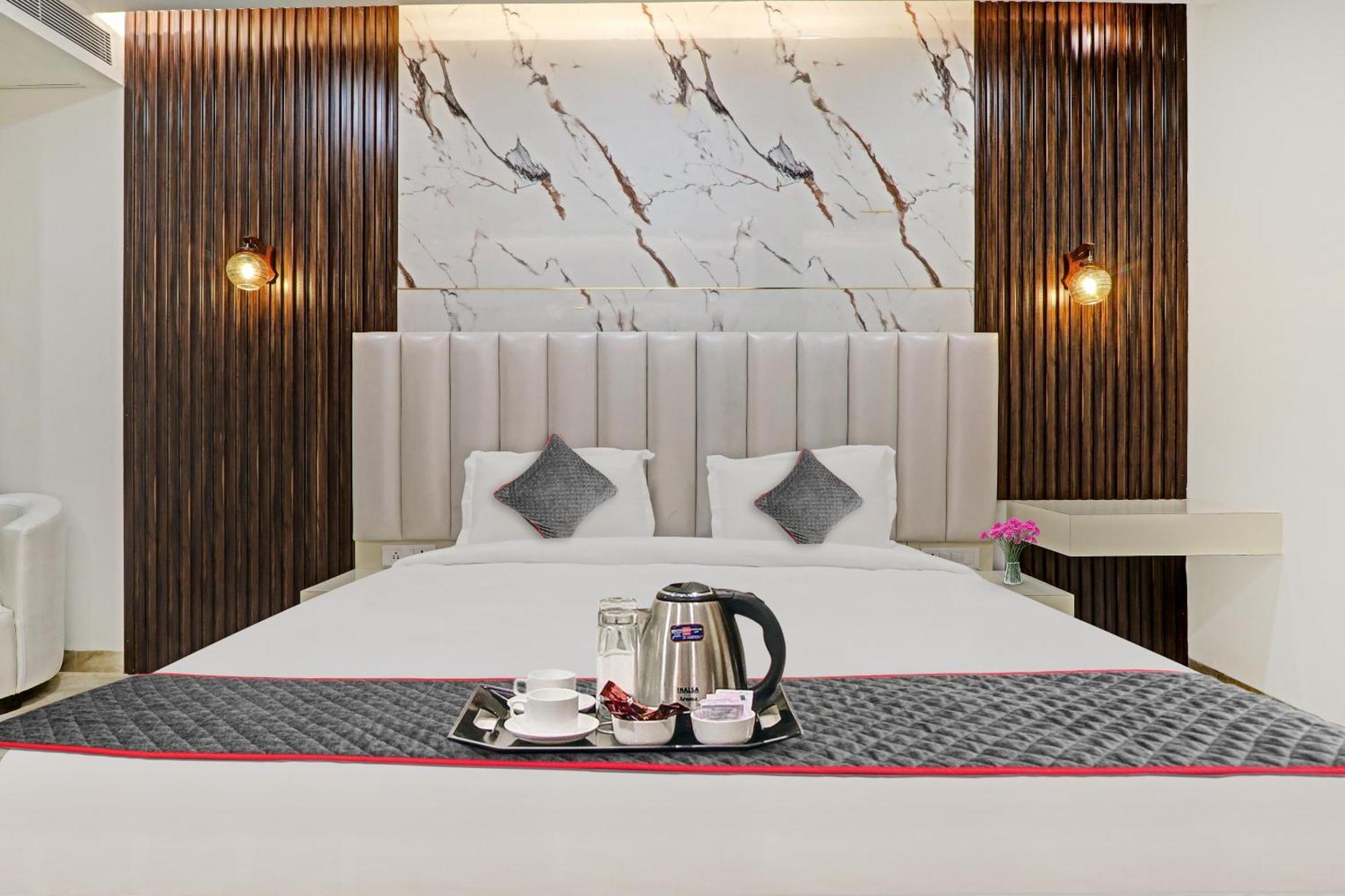 Super Townhouse Hotel Impact Chinhat Eksteriør bilde