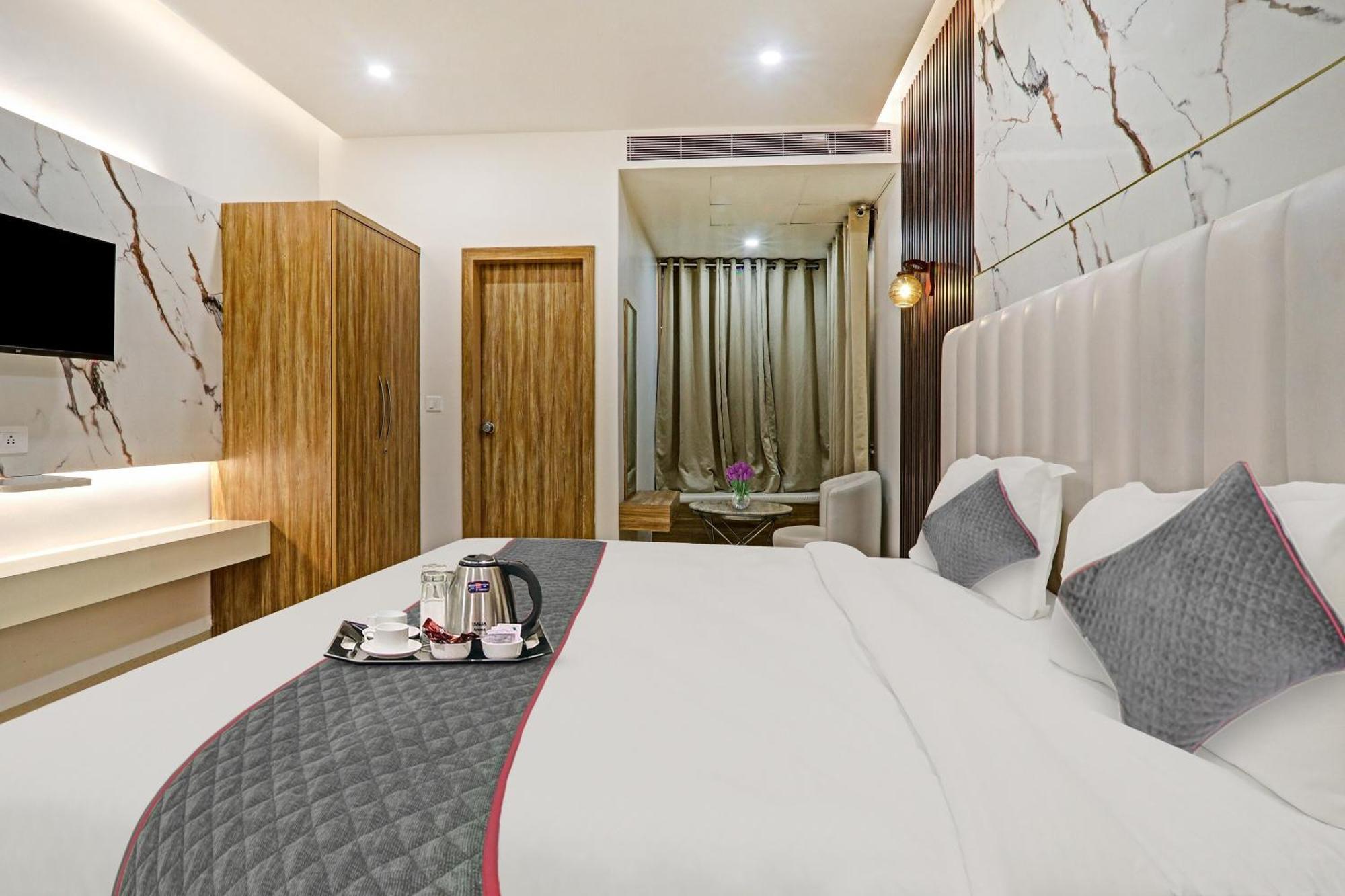 Super Townhouse Hotel Impact Chinhat Eksteriør bilde