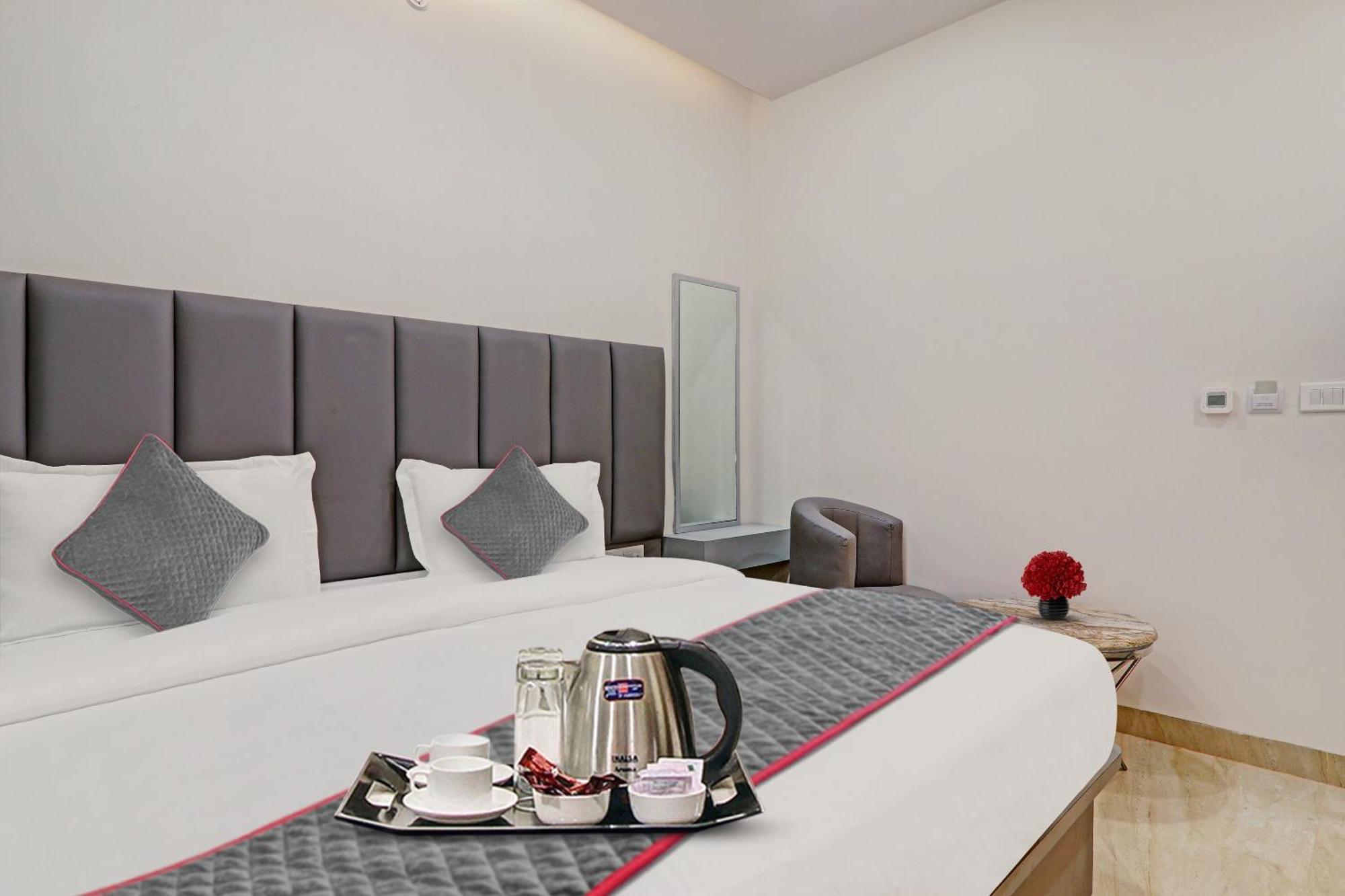 Super Townhouse Hotel Impact Chinhat Eksteriør bilde