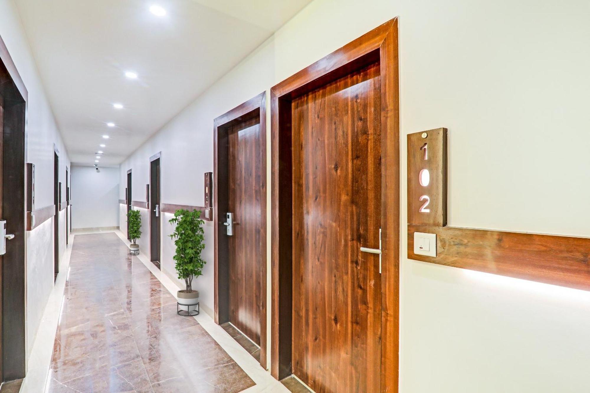 Super Townhouse Hotel Impact Chinhat Eksteriør bilde