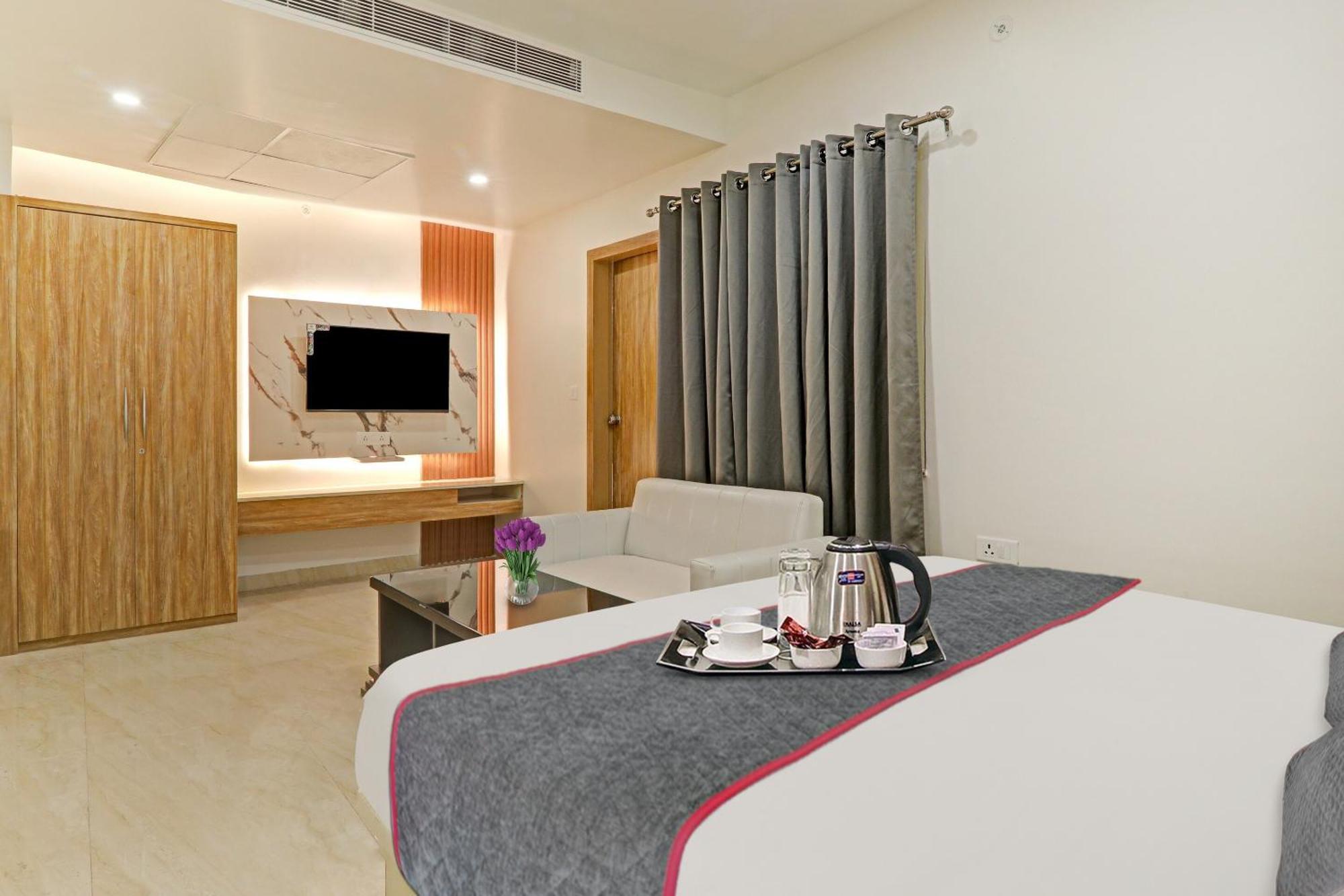 Super Townhouse Hotel Impact Chinhat Eksteriør bilde
