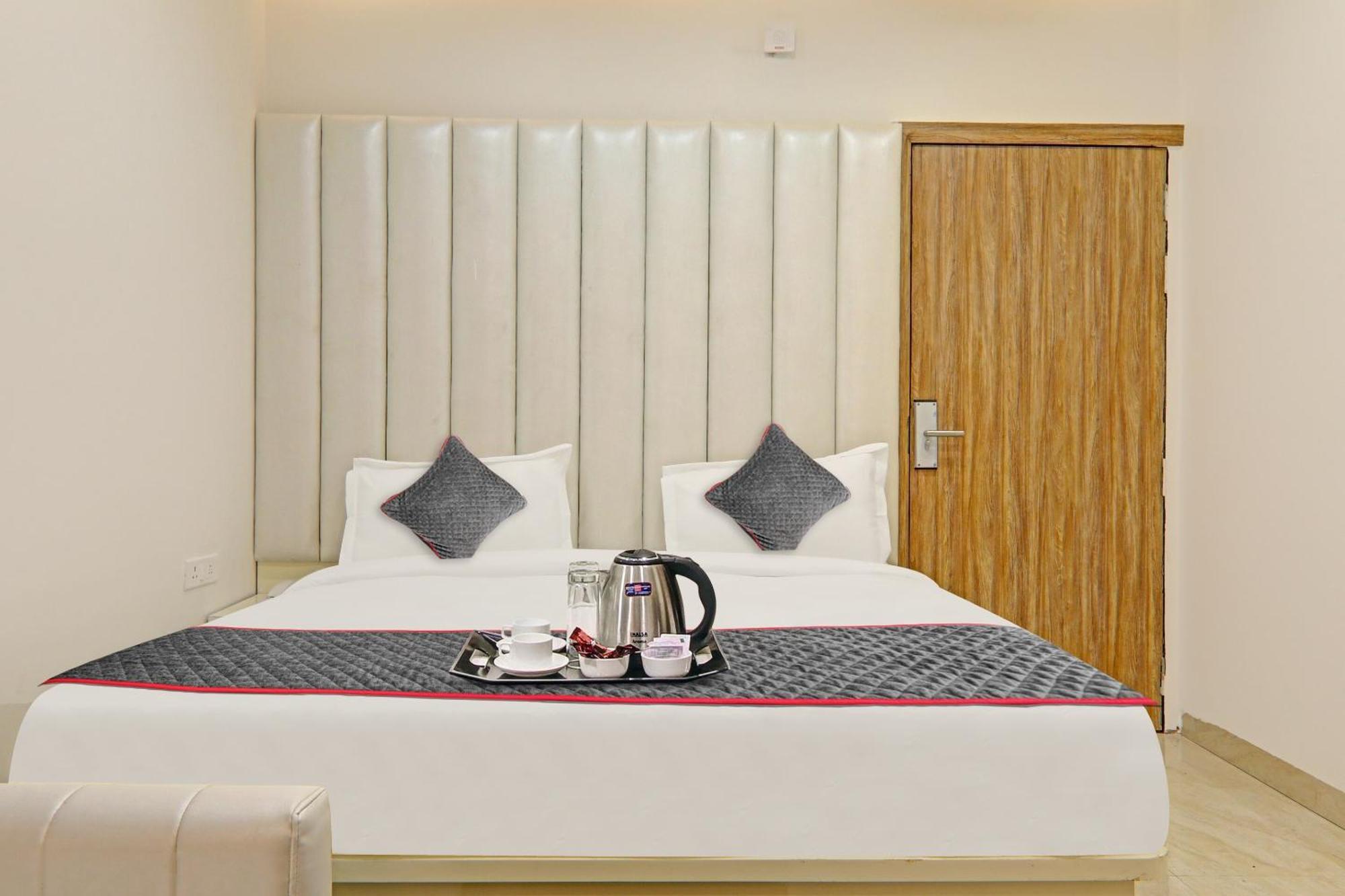 Super Townhouse Hotel Impact Chinhat Eksteriør bilde