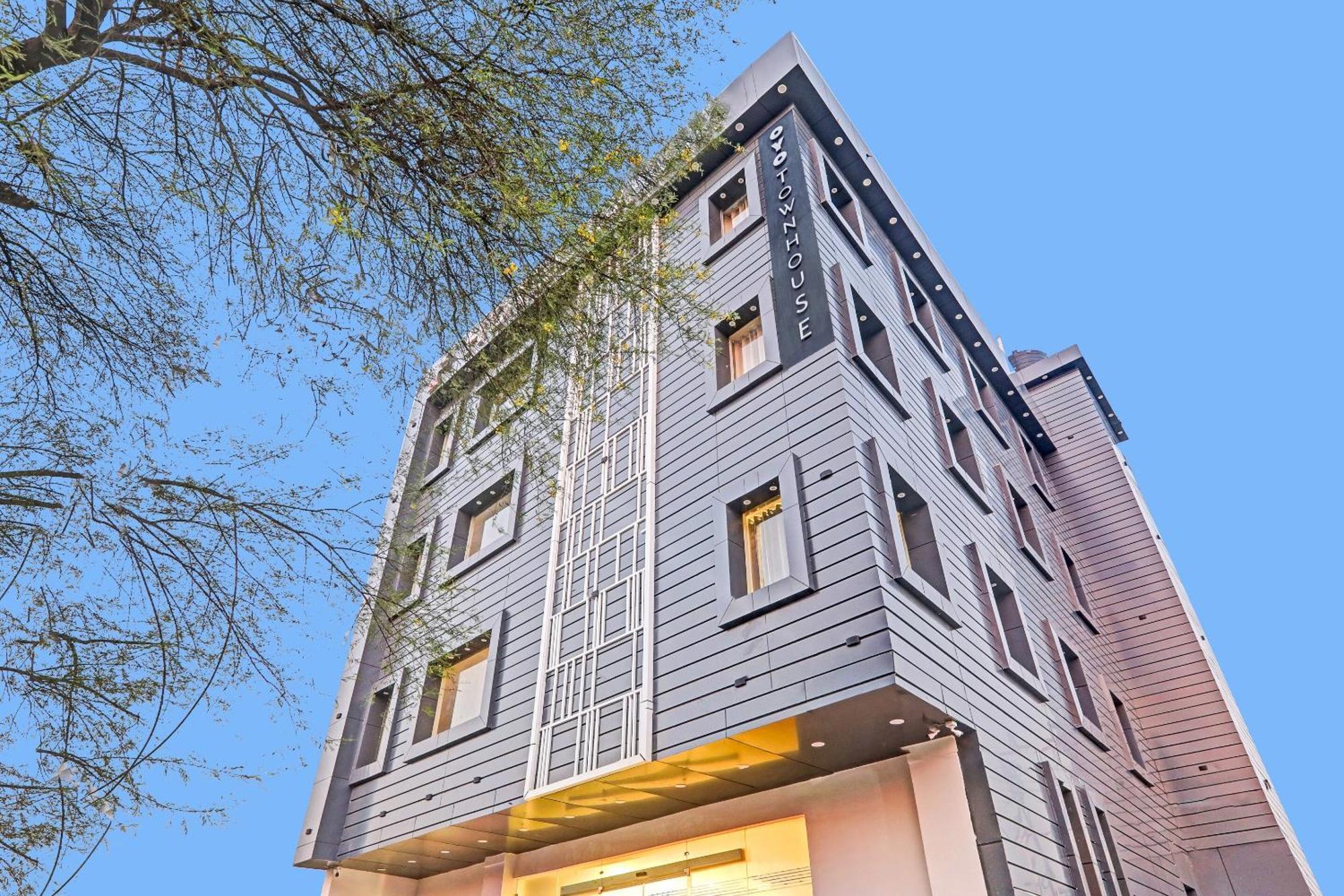 Super Townhouse Hotel Impact Chinhat Eksteriør bilde